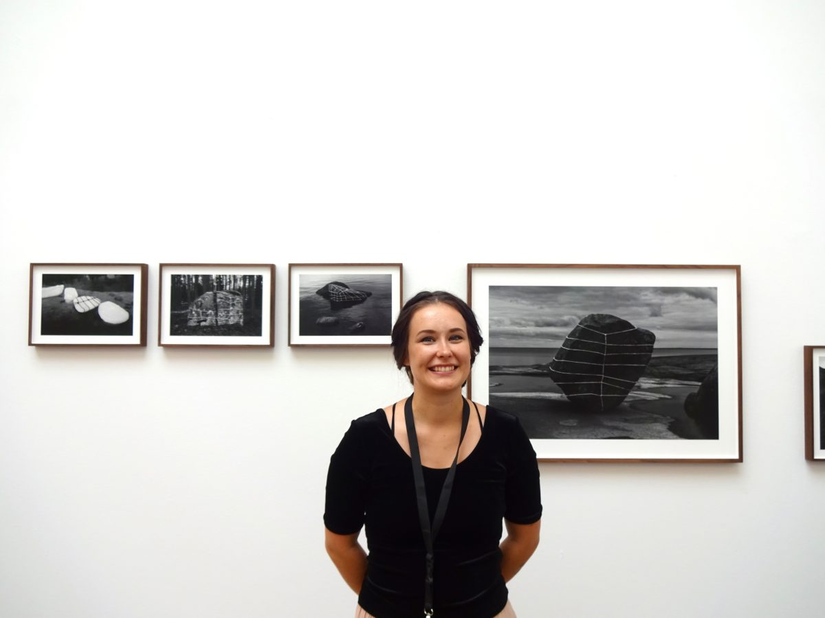 Anna Reivila vor ihrer Serie Bond, 2017. Gallery Taik Persons // SBV
