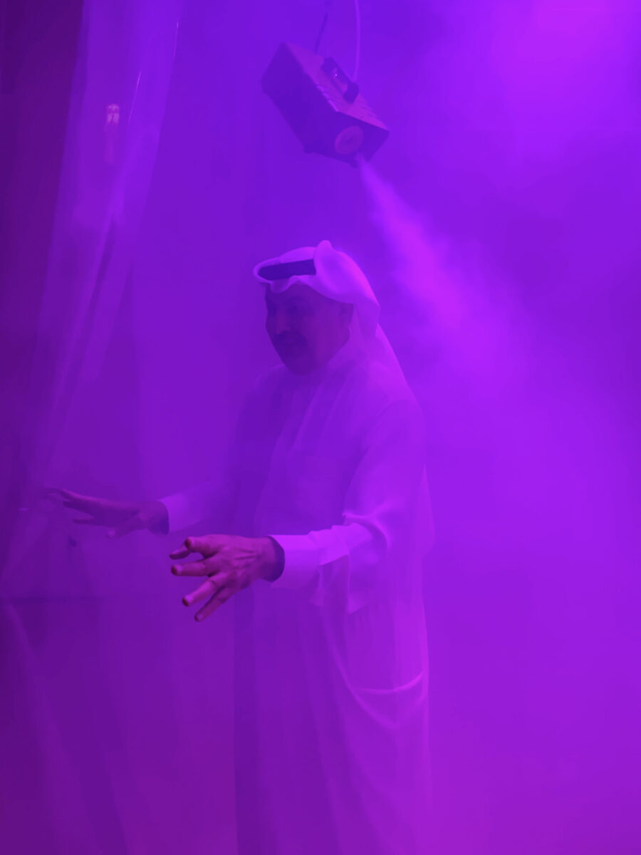 Rashid Al Khalifa in einer Lichtinstallation in seinem Atelier. Foto Sabine B. Vogel