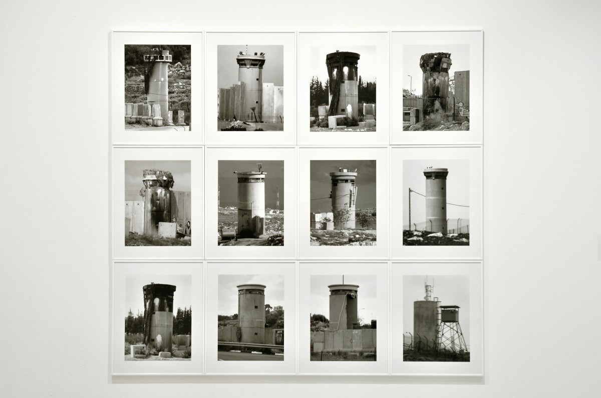 Taysir Batniji, Watchtowers, 2008, photographies noir et blanc (50x40 cm), Courtesy galerie la B.A.N.K, Paris; Sfeir-Semler, Hamburg/Beirut