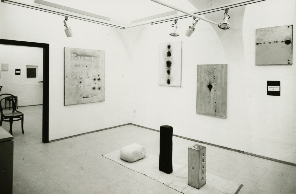 Bernard Aubertin, Hans Bischoffshausen, Henk Peeters, Jan Schoonhoven, Ausstellungsansicht, 1967 