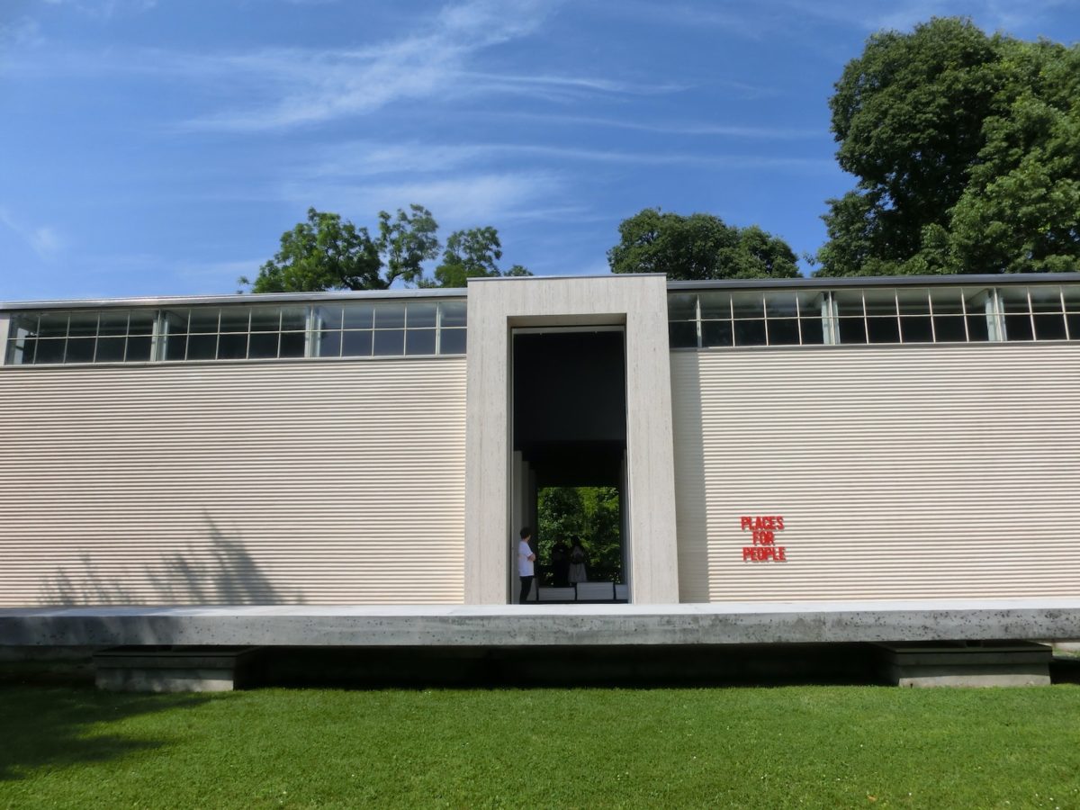 Pavillon Österreich (mit dem unsäglich überflüssigen Balken davor,hingebaut von der ARchitektur Biennale-Kommissärn 2016)