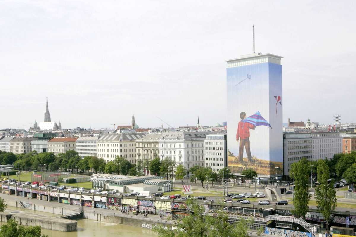 Wien, Ringturm, verhüllter Ringturm; das Werk „Sorgenfrei“ des tschechischen Künstlers Ivan Exner prägt über die Sommermonate das Wiener Stadtbild. Korr.