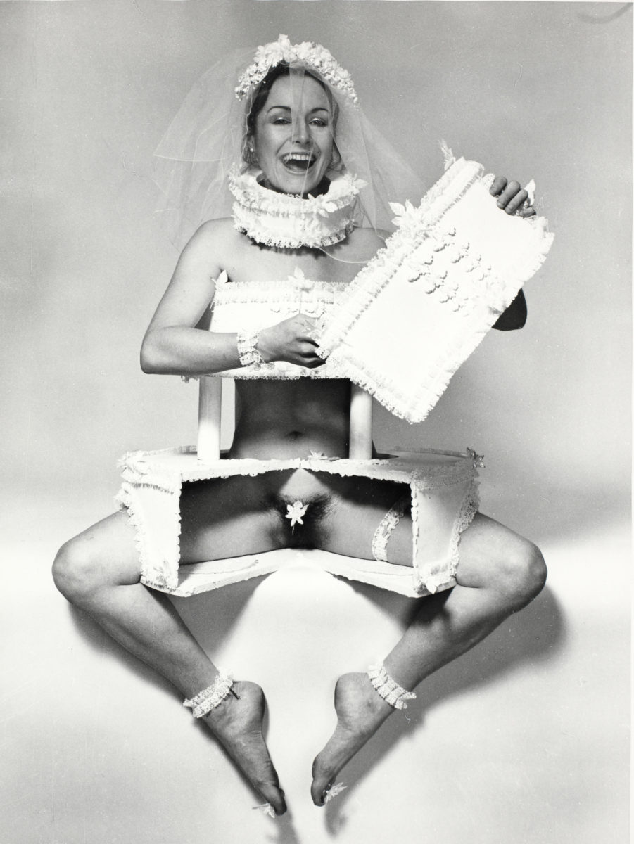 Penny Slinger, Wedding Invitation –2 (Art is just a piece of Cake), 1973 S/W-Fotografie / b/w photography. © Penny Slinger / Courtesy of Gallery Broadway 1602, New York / SAMMLUNG VERBUND, Wien 