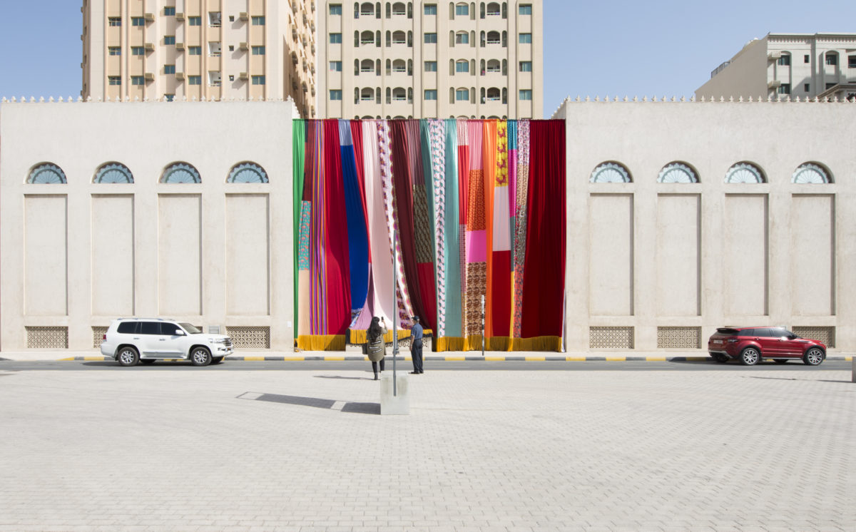 Joe Namy, Libretto-o-o: A Curtain Design in the Bright Sunshine Heavy with Love, 2017. Vorhang, Stereo Sound. Commissioned by Sharjah Art Foundation, Foto Sharjah Art Foundation