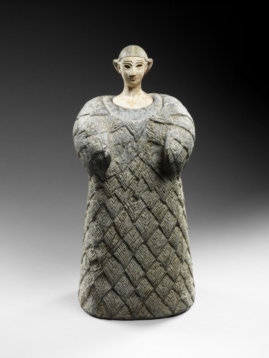 Bactrian "princess" Central Asia, end of 3rd beginning of 2nd millennium BCE Chlorite (body and headdress), calcite (face) 25.3 x 11.5 x 9.5 cm Louvre Abu Dhabi, Abu Dhabi LAD 2011.024 © Louvre Abu Dhabi / Thierry Ollivier
