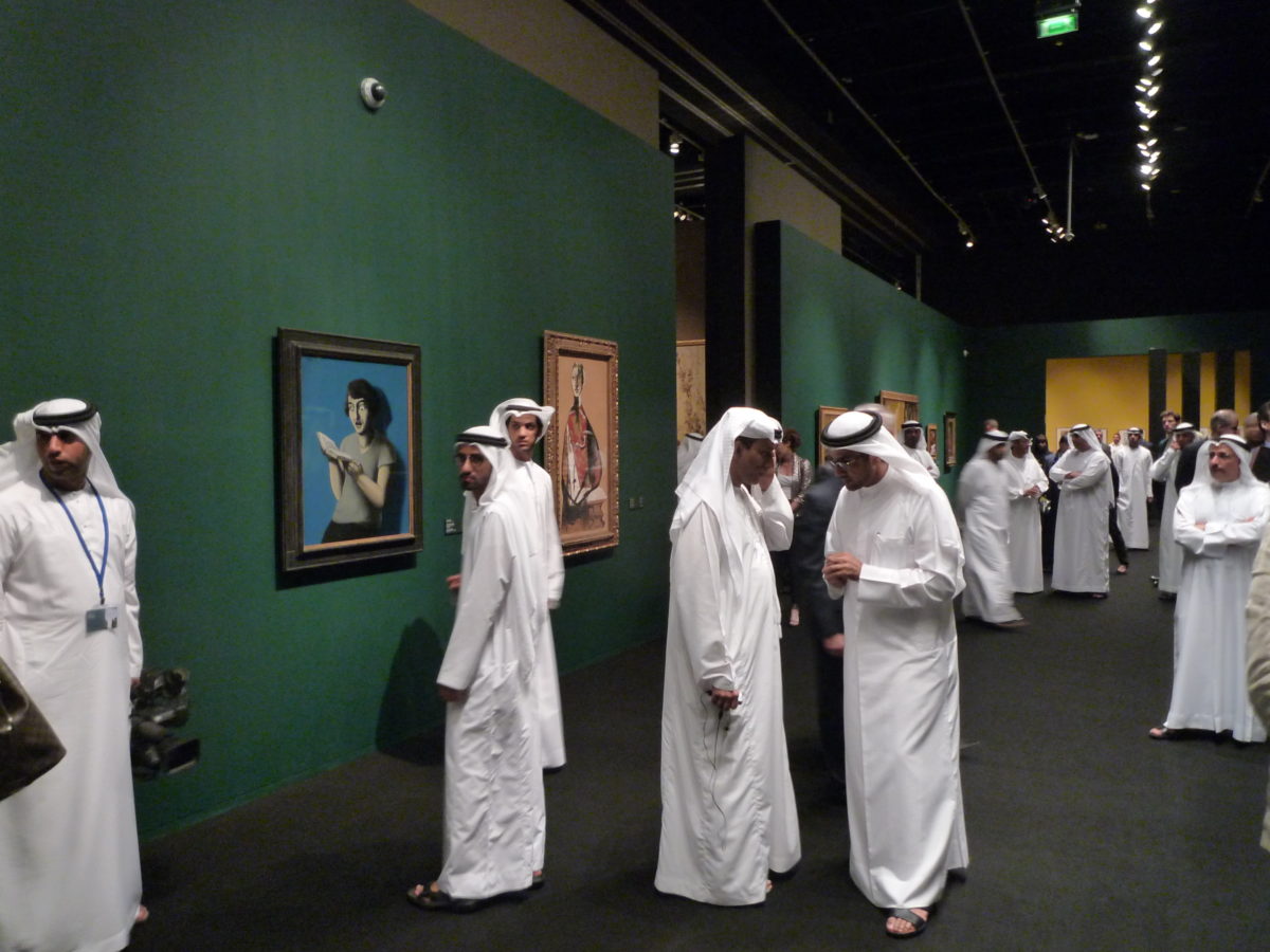 Eröffnung von „Birth of a Museum“, Abu Dhabi 2013. Im Hintergrund René Magrittes „Submissive Reader“ (1928) und Picassos „Portrait of a Lady“ (1928) 