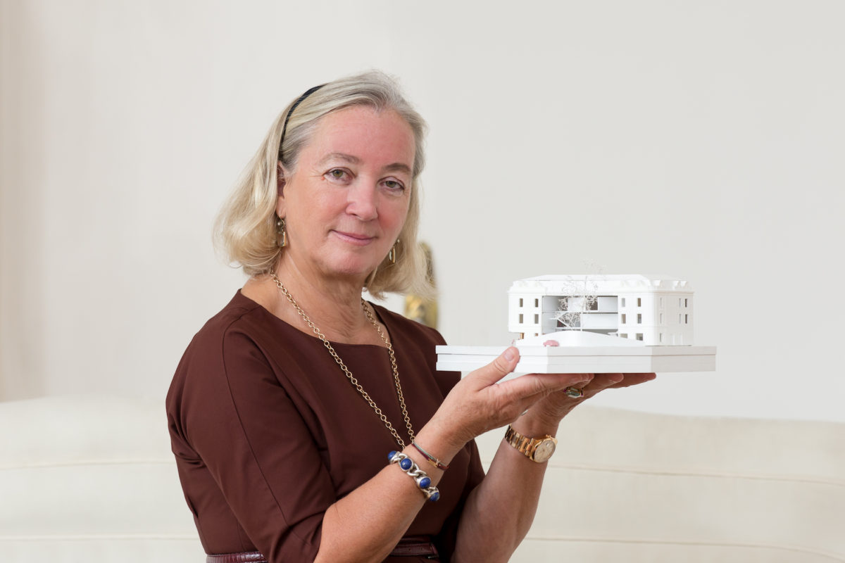 Direktorin Agnes Husslein mit the next ENTERprise-Entwurf des Heidi Horten Museums