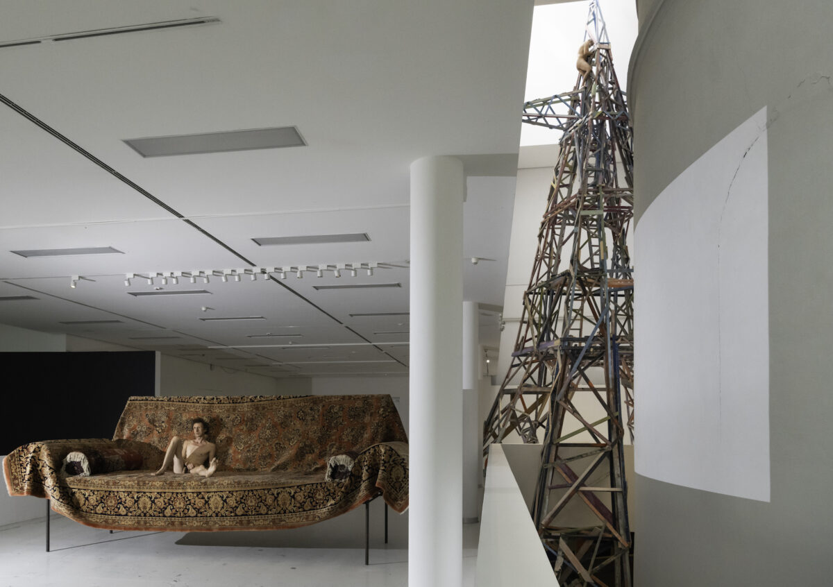 Gelitin, Installation 1. Obergeschoss, links „Gelitin Couch“ 2020, hinten „Saft Mast“ 2021. Foto Daniel Jarosch