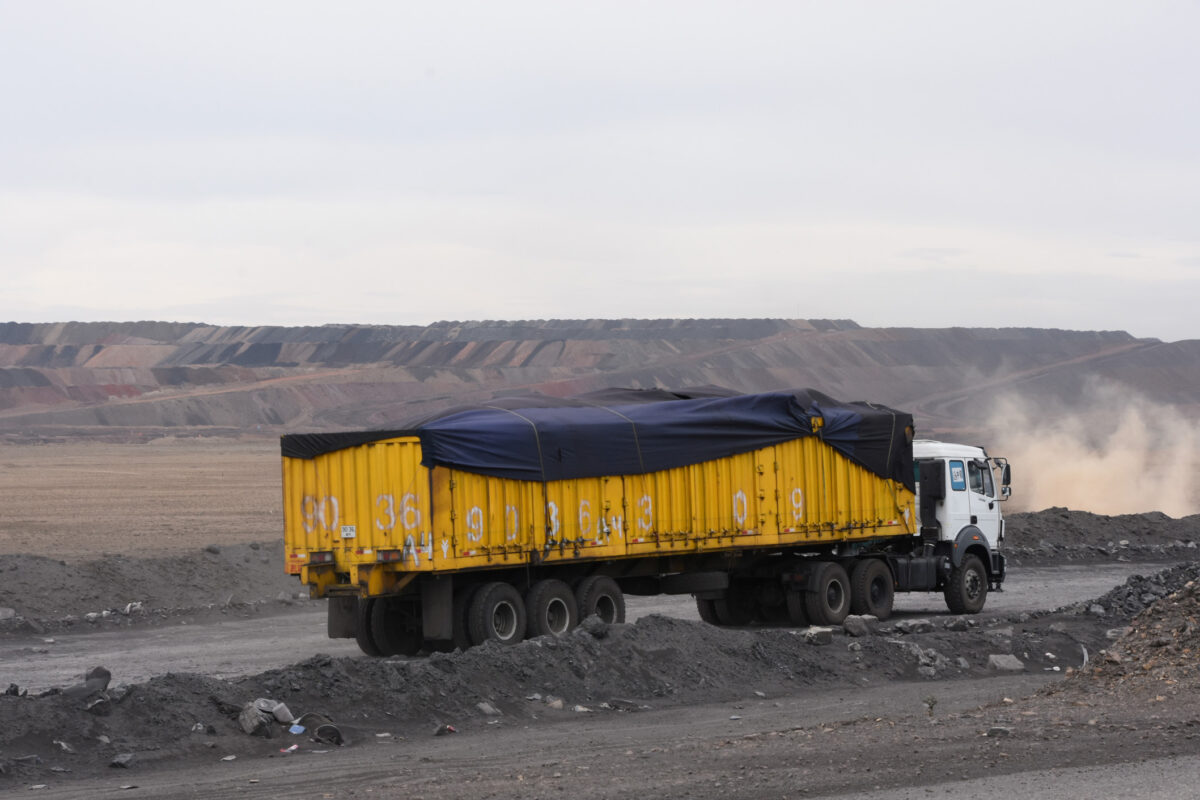 Kohlelaster am Weg nach China, Tavan Tolgoi, Ömnögobi, Mongolei, 2018 © Maria-Katharina Lang