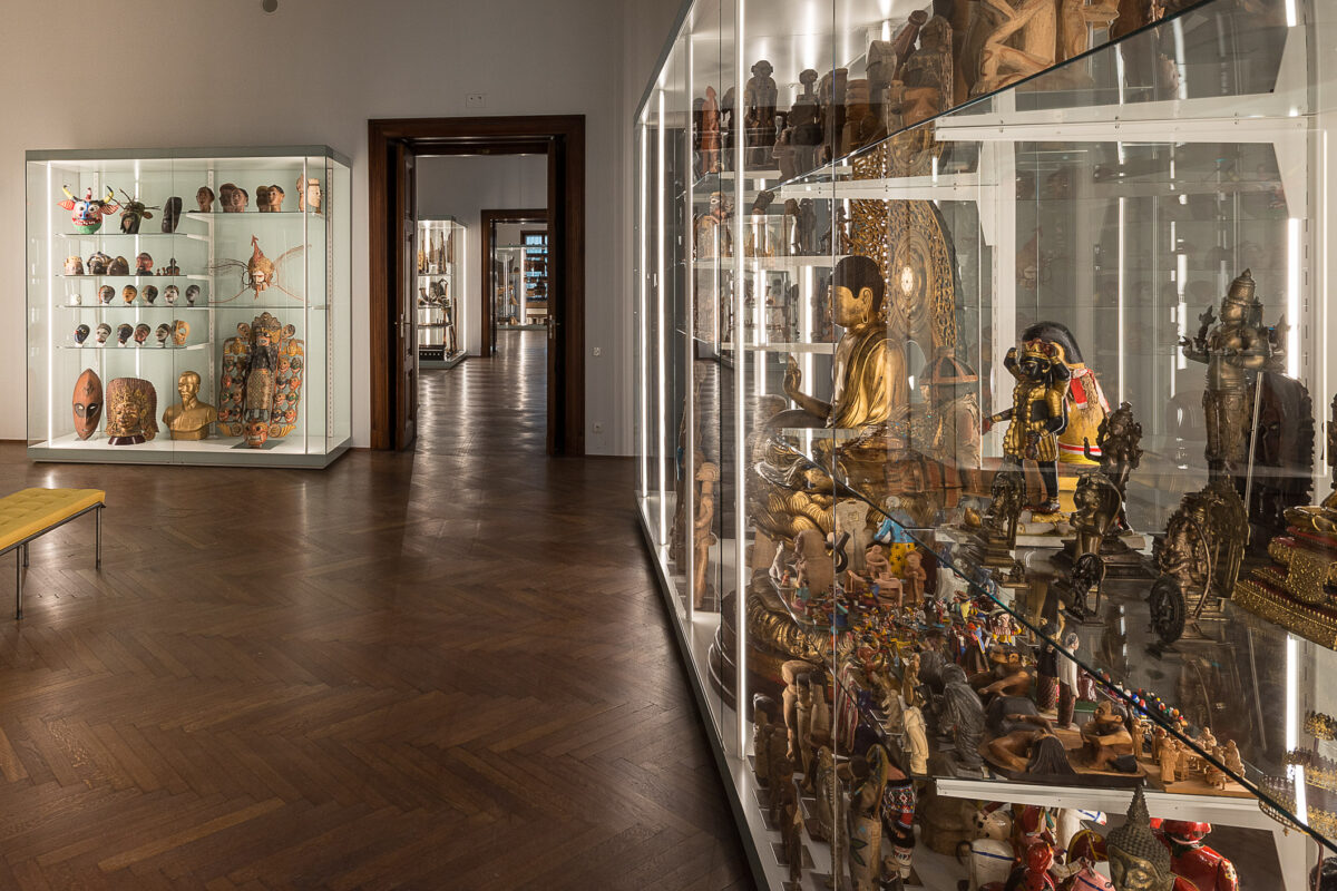 Korridor des Staunens Schaudepot Weltmuseum Wien © KHM-Museumsverband