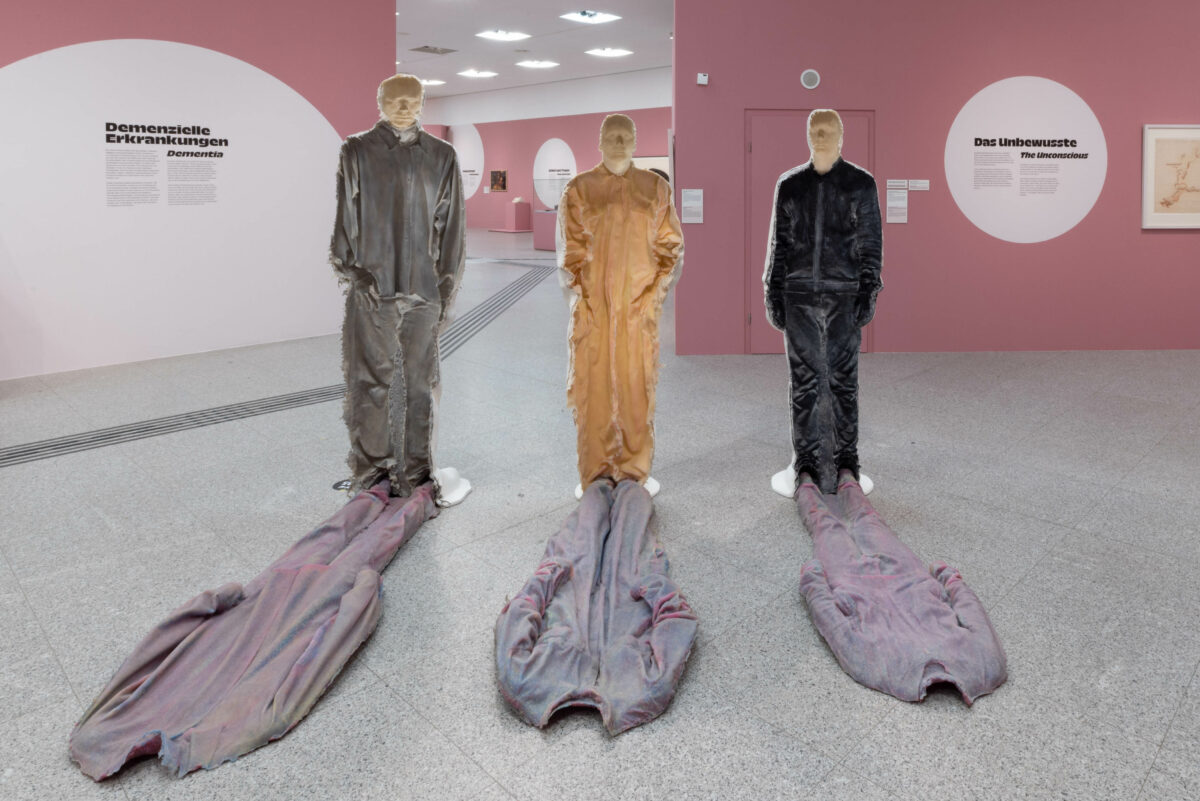 Ausstellungsansicht mit Asta Gröting, Ghost, 2015. "Das Gehirn. In Kunst & Wissenschaft", Foto: P. P. Weiler, 2022 © Kunst- und Ausstellungshalle der Bundesrepublik Deutschland GmbH. 