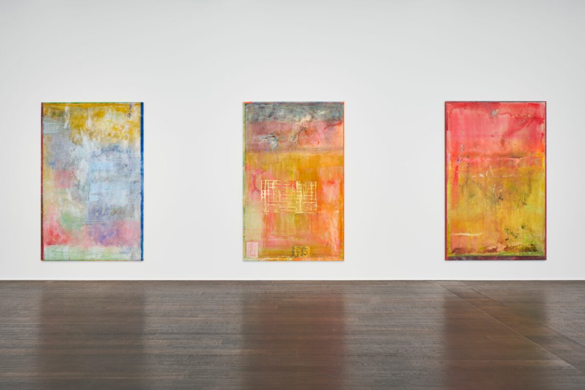 Installation view, ‘Frank Bowling. Penumbral Light’, Hauser & Wirth Zurich, Limmatstrasse, until 20 August 2022 © Frank Bowling. All Rights Reserved, DACS 2022. Courtesy the artist and Hauser & Wirth. Photo: Jon Etter