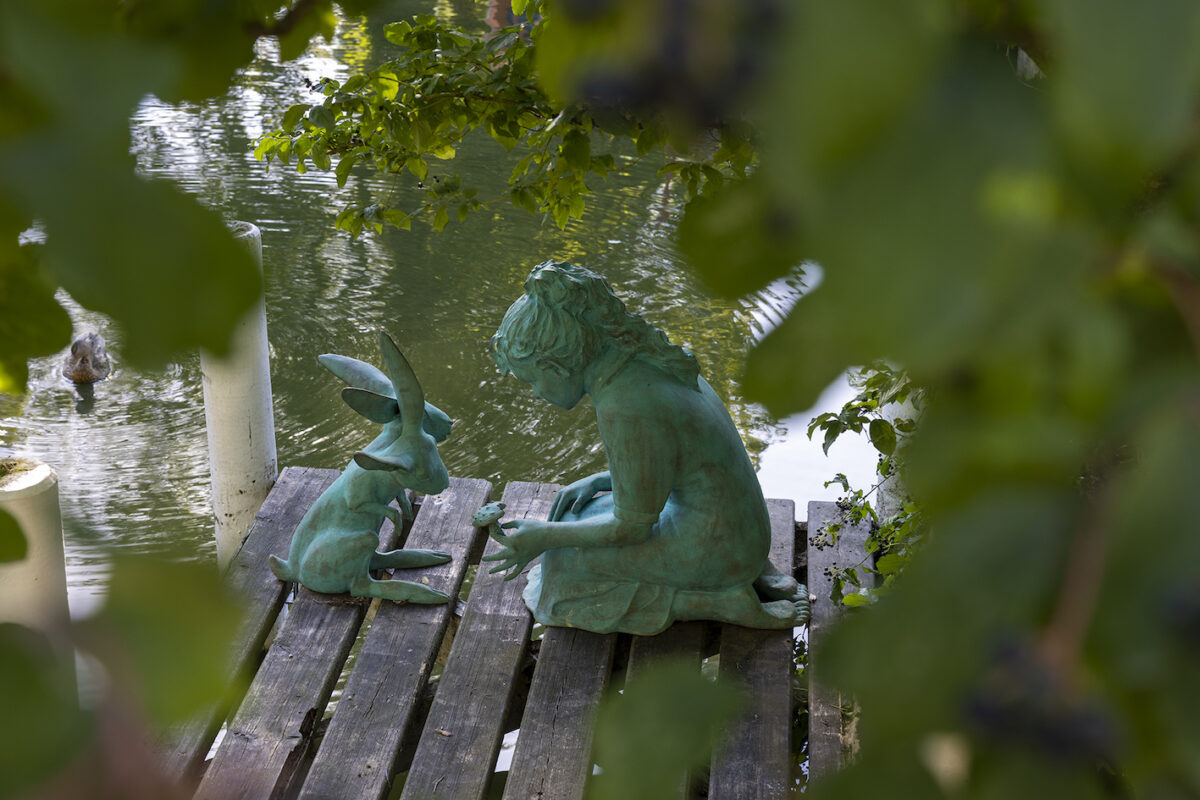 Kim Simonsson, Girl Feeding a Two Headed Rabbit, 2018. Sculpture in bronze in two parts. Courtesy Galerie Forsblom, Helsinki and CHART in Tivoli 2022. Photo: Jan Søndergaard